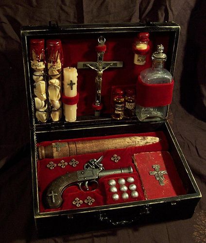 1800s vampire-hunting kit Real Vampires, Victorian Vampire, Diesel Punk, Vampire Goth, Vampire Hunter, Vampire Slayer, Monster Hunter, Dracula, 그림 그리기