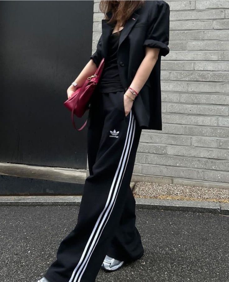 Adidas Trousers Outfit, Adidas Track Pants Outfit, Adidas Street Style, Adidas Pants Outfit, Looks Adidas, Track Pants Outfit, Adidas Outfits, Walking Down The Street, Adidas Track Pants