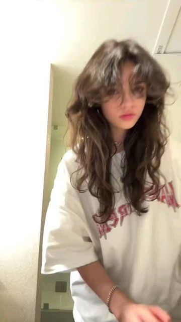 AAH | Ari Abdul's House on Instagram: "📸| @arianna.abdul via TikTok (Imaginary.ari) #ariabdul" Grunge Haircut, Hair Inspiration Short, Hairstyles For Layered Hair, Haircuts Straight Hair, Fluffy Hair, Hair Dye Colors, Cut My Hair, Grunge Hair, Aesthetic Hair