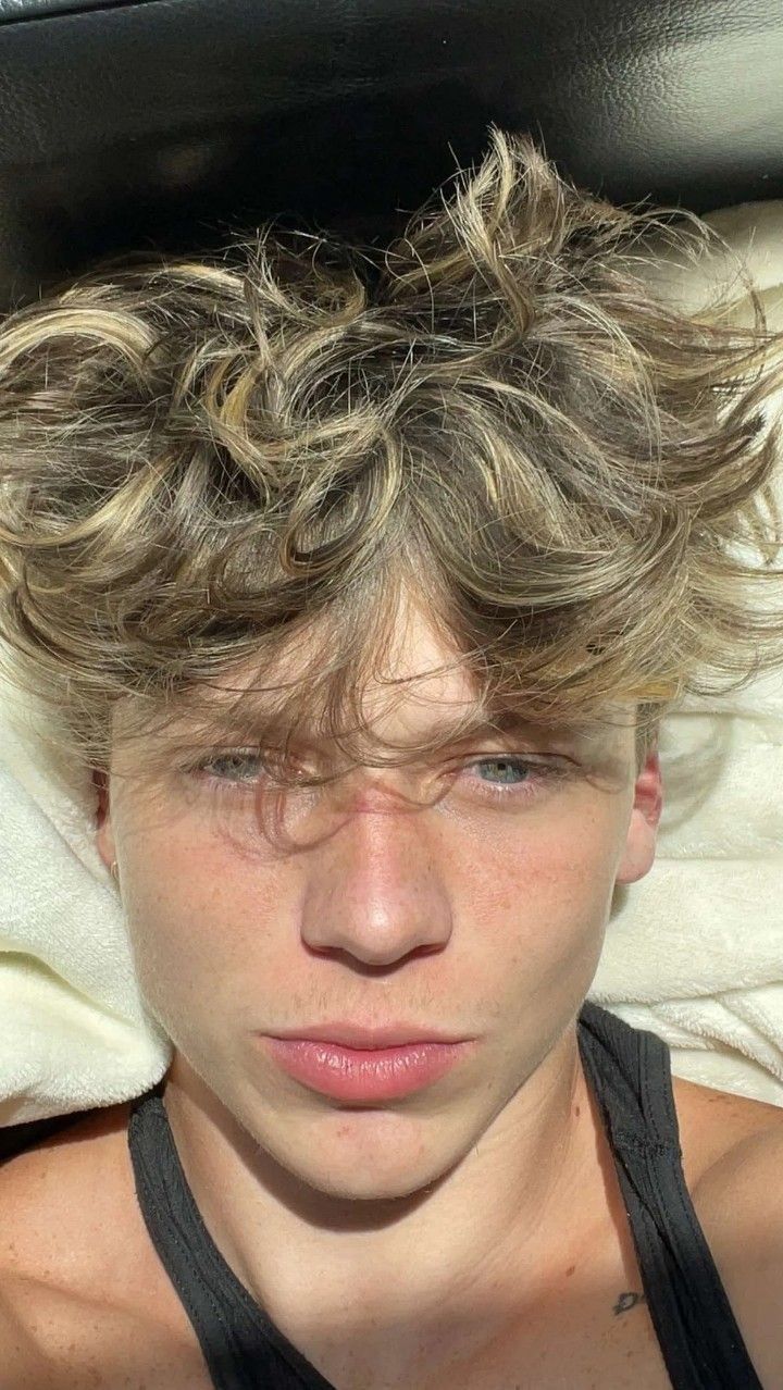 90s Hairstyles Men Rocked Effortlessly In 2024 | 90s Aesthetic | 90s Nostalgia | 2000s hairstyles men | 90s boys hair | Aesthetic Cool & Trendy 90s Hairstyles Ideas For Men To Try In 2024 Boys With Blonde Hair, Popular 90s Hairstyles, Men Blonde Highlights, Light Brown Hair Men, Blonde Hair And Brown Eyes, Dirty Blonde Hair With Highlights, Blonde Hair And Brown, Hair Shag, Spiky Haircut