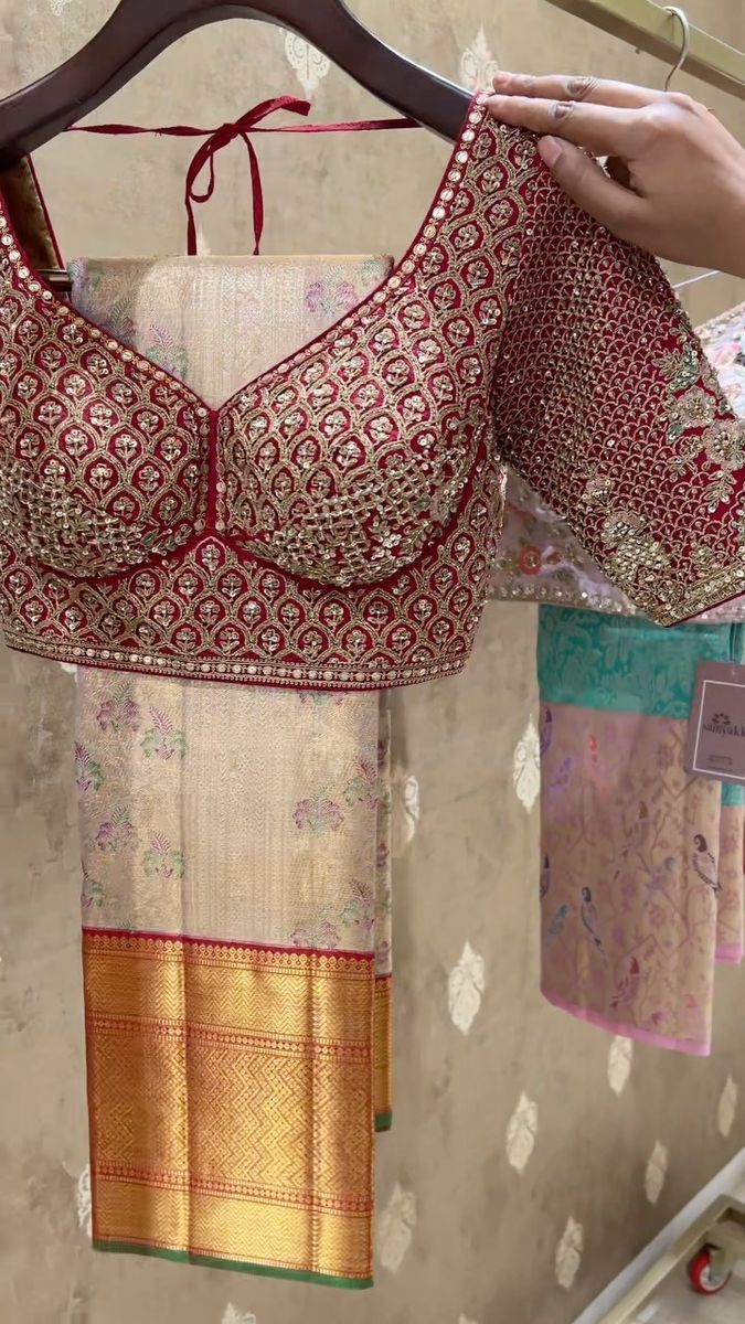 Blouse Designs Latest For Kanjivaram Saree, Choli Style Blouse For Saree, Blouse Back Ideas, Blouse Bridal Designs, Sabyasachi Blouses, Lehenga Blouse Back Designs, Sabyasachi Blouse Designs, Blouse Designs Traditional, Blouse Design For Lehenga