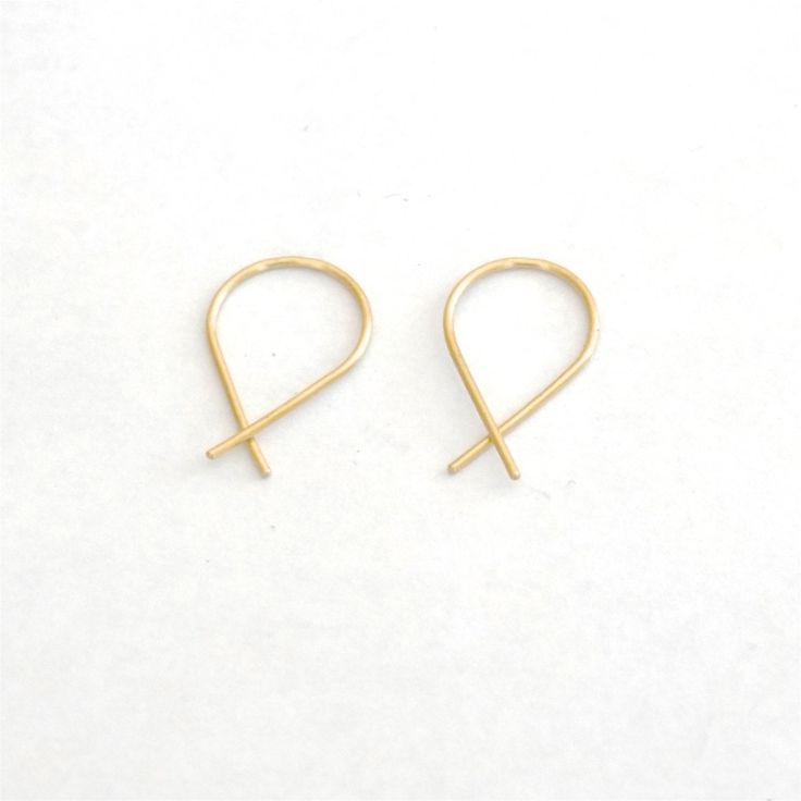 A simple and understated earring for a bold look. They are a great earring for everyday use. The earrings are about 26mm in length and each end crosses over each other forming an X. They are made with solid sterling silver, 14k gold filled, and 14k rose gold filled. These are all great options if you have sensitive ears! <> Arch Width - 18mm <> Arch Height - 26mm <> Materials - .925 Sterling Silver, 14k Gold-Filled, & 14k Rose Gold-Filled <> Sold as a pair <> Pa Earrings Rose Gold, Gold Bond, Earrings Geometric, Minimal Jewelry, Sell Gold, Pink Earrings, Rose Earrings, Rose Gold Earrings, Gold Filled Jewelry