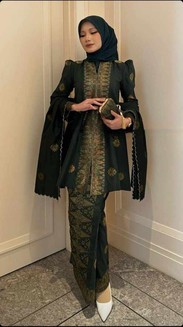 Wedding Songket Dress, Baju Raya Ideas Modern, Songket Dress Modern, Kebaya Malaysia, Songket Modern, Songket Kurung, Kebaya Melayu, Malaysian Clothes, Baju Kurung Moden Style