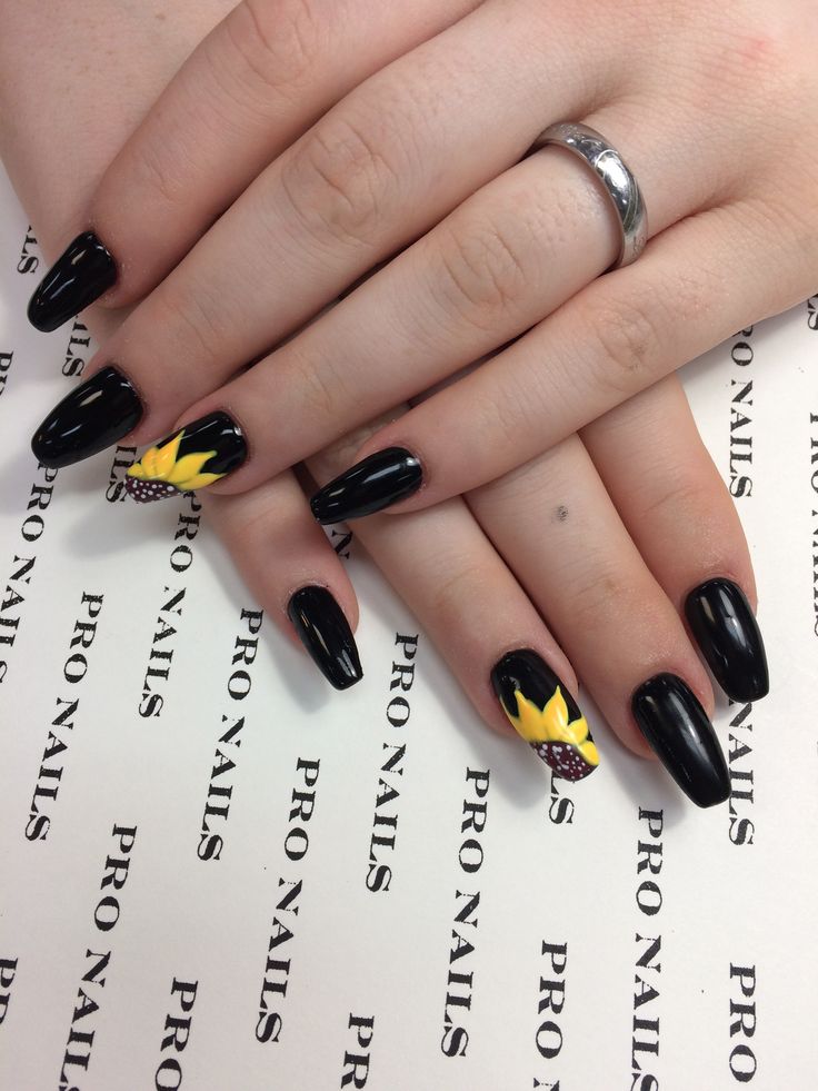 Short Flower Acrylic Nails Designs, Black With Sunflower Nails, Easy Sunflower Nail Art, Sun Flower Nails Design, Sun Flower Nail Art, Black Sunflower Nails, Simple Sunflower Nails, Sun Nails Design, Simple Nail Art Ideas