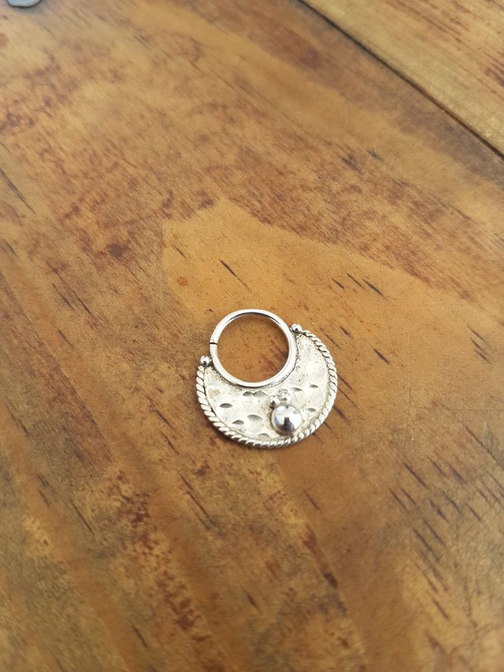 Silver tribal boho ethnic septum piercing of big indian nose ring style.Hippie big nose ring septum ideas for single earring.Piercing septum made of sterling silver. SIZE: 16 mm x 18 mm. GAUGE: 20 INNER SIZE: 9 mm YOU CAN FIND SOME SIMILAR MODELS IN: https://www.etsy.com/es/listing/531731587/septum-piercing-plata-pendiente-nariz?ref=shop_home_active_7 https://www.etsy.com/es/listing/517917910/septum-piercing-plata-tribal-septum-ring?ref=related-2 https://www.etsy.com/es/listing/517906770/septum- Septum Piercing Silver, Silver Septum Ring, Large Drop Earrings, Earring Piercing, Beach Jewelry Boho, Piercing Septum, Indian Nose Ring, Ear Hangers, Lotus Earrings