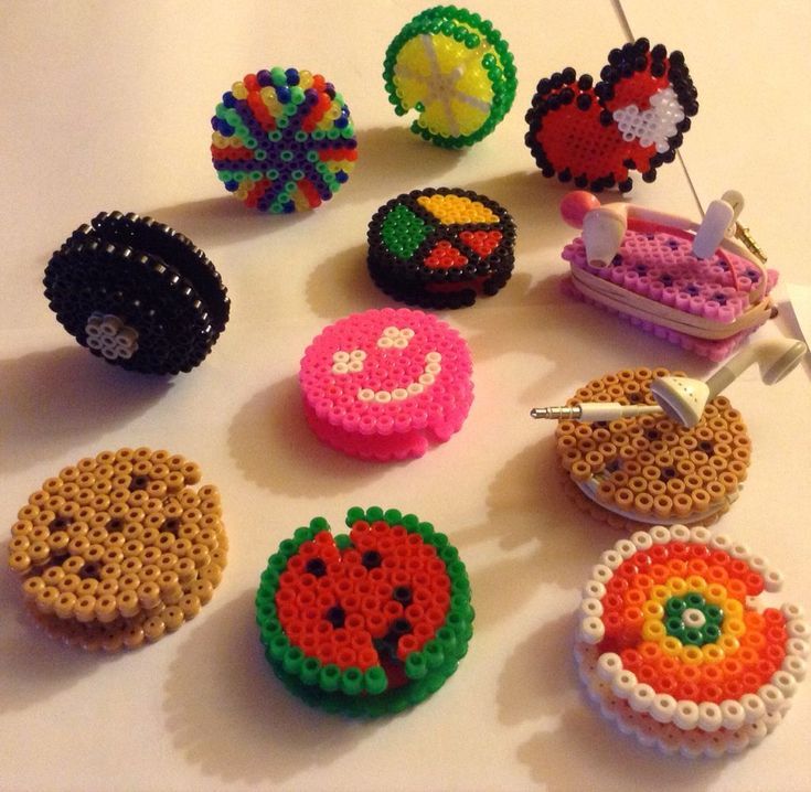 there are many different types of beaded objects on the table, including brooches