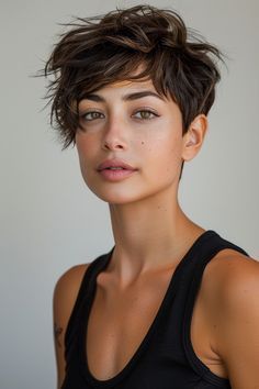 Simple Pixie Haircut, Short Womens Haircuts Pixie, 90s Short Haircuts For Women, Short Classy Haircuts For Women, Short Hair Women Pixie, Classy Pixie Haircut, Androgynous Short Hair, Short Girl Haircut, Short Hair Cuts For Women With Layer