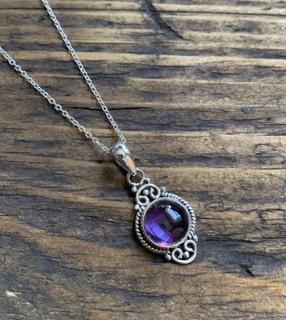 Long or short, boho necklaces are popular, and they are commonly stacked to give off a free-spirited vibe. These boho necklaces usually have intricate designs, vibrant colors, and a variety of textures. Necklace Gift Box, Purple Necklace, Pretty Necklaces, Necklace Boho, Amethyst Necklace, Girly Stuff, Amethyst Earrings, Silver Pendants, Dream Jewelry