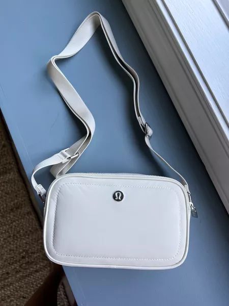 New!! Loving this lululemon Crossbody Camera Bag 2L! With the double zipper and pockets, it has a space for every essential! Purse bag crossbody Lululemon Bag, Crossbody Camera Bag, Lululemon Bags, The Double, Purse Bag, Belt Bag, Camera Bag, Crossbody Bag, Purse