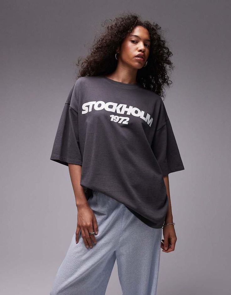 Tops by Topshop This is Topshop Text print Crew neck Short sleeves Oversized fit Text Print, T Shirt Oversize, Winter Party Dress, Spring Floral Dress, T Shirt Oversized, Satin Slip Dress, Maxi Dress Trend, T Shirt Vest, Summer Accessories