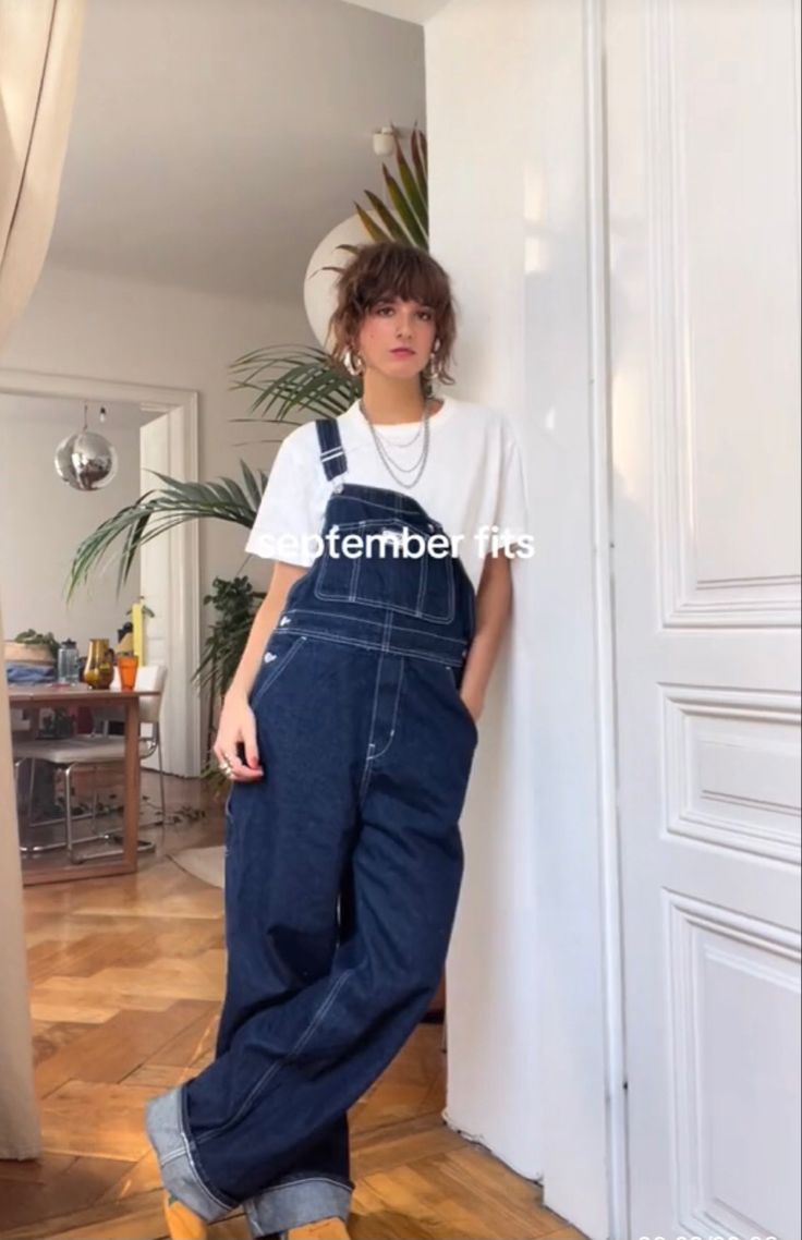 Chic Overalls Outfits, Outfit Salopette Jeans, Styling Dungarees, Outfit Salopette, Dungarees Outfit Aesthetic, Long Overalls Outfit, Fall Overall Outfits, How To Style Dungarees, Salopette Outfit