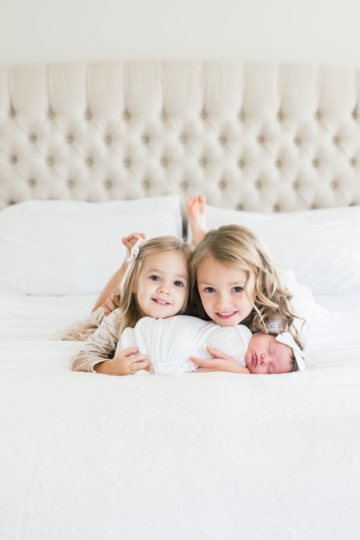 Newborn Photos With Siblings Outfits, Family Of 5 Photo Ideas With Newborn, Maternity Photography Ideas With Siblings, Newborn And 2 Sibling Photo Ideas, Newborn Photography 3 Siblings, Newborn Family Of 5 Photography, Sibling Bed Photoshoot, Newborn Photos With 2 Older Siblings, Newborn With 2 Siblings Photography