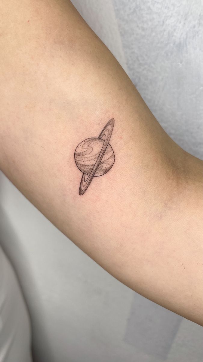 Saturno tattoo 9 Tattoo, Planet Tattoo, Saturn Tattoo, Planet Tattoos, Modern Tattoos, Discreet Tattoos, Subtle Tattoos, Dainty Tattoos, Little Tattoos