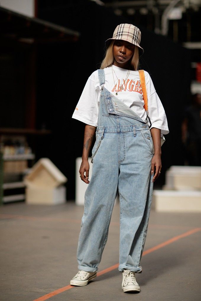 Overalls Outfit Street Style, Styling Baggy Overalls, Baggy Overalls Outfit Summer, Styling Overalls Summer, 90s Fashion Inspo Style, Overall Streetwear, Fashion Week Outfit Ideas Inspiration, Vintage Fashion 90s Street Style, Bucket Hat Outfit 90s