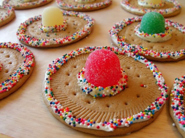 there are many decorated cookies on the table