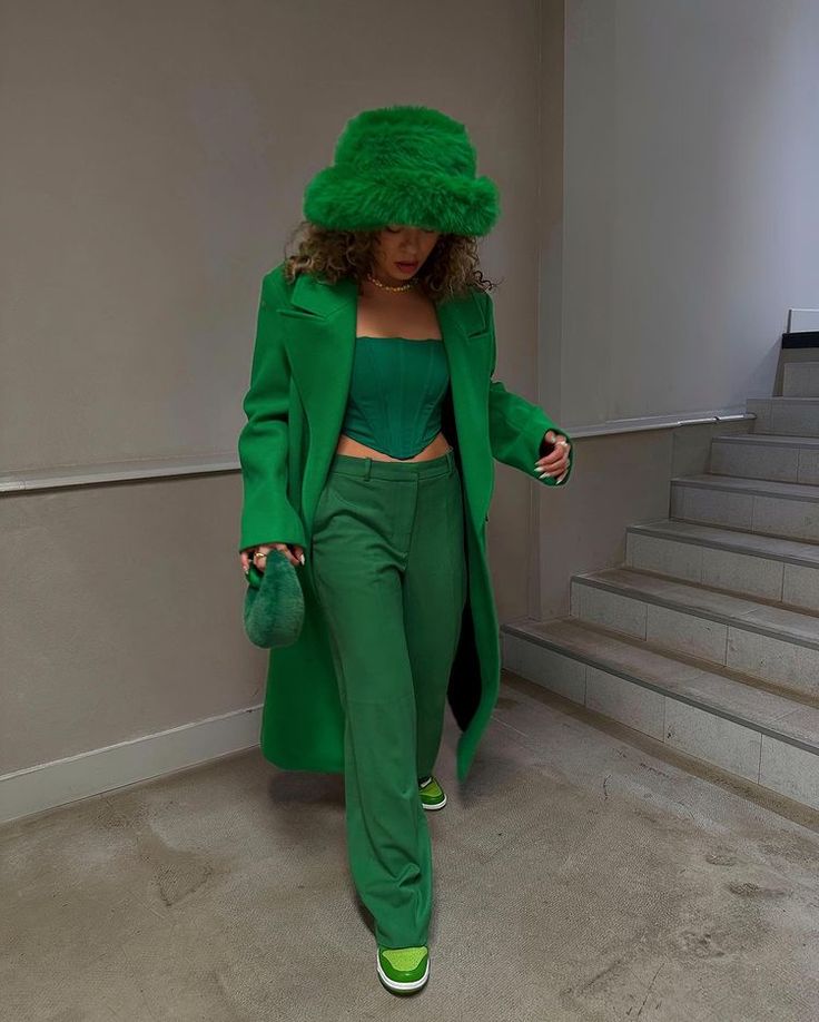 Celeste Evans | it’s 2023. i’m a whole ass wife. coffee tastes even better. and the goal is to stay colorful, but elevated ☕️ | Instagram Monochromatic Outfit Fall, Monochrome Outfit Aesthetic, Green Monochrome Outfit, All Green Outfit, Green Outfits For Women, Green Monochromatic, Monochromatic Looks, Makeup Look Black Women, Monochrome Makeup Look