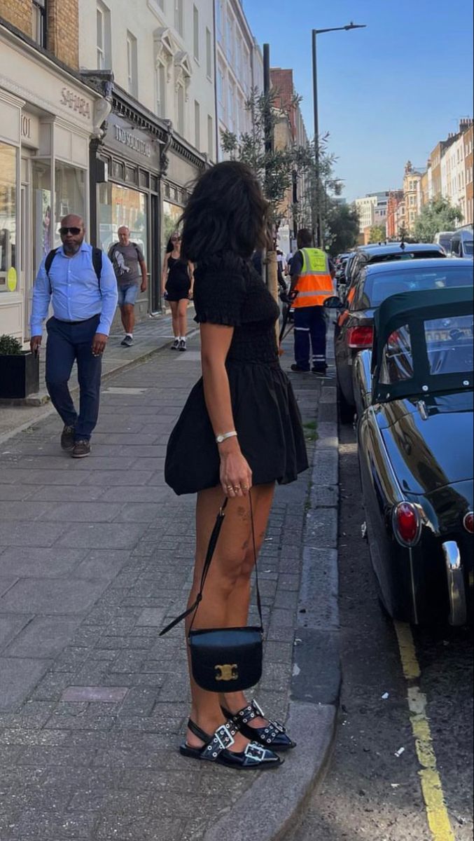 Black Pleated Mini Skirt Outfit Summer, Paris Summer Outfits Black Women, Skirt And Flats Outfit, Black Mini Skirt Outfit Europe, Long Black Skirt Outfit Summer, Black Bubble Skirt Outfit, Summer Mini Skirt For Streetwear, Paris Outfit Ideas Summer, Spring Streetwear Pleated Mini Skirt