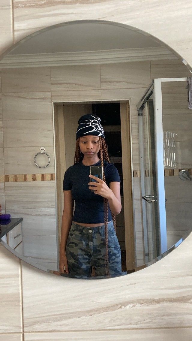 Y2k Beanie Outfit, Luh Twizzy Outfits Women, Beanie Outfit Black Women, Black Beanie Outfit, Luh Twizzy, White Denim Outfit, Aesthetic Wear, Street Style Outfits Casual, Beanie Outfit