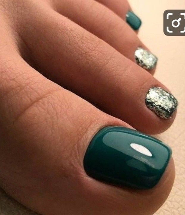 Nye Toe Nail Ideas, Pedicure Fall Colors Toenails, Dark Green Pedicure Toenails, Cute Fall Toenails, Pedicure Designs Toenails Fall, Green Toe Nails Ideas, Pedicure Ideas Green, Pedicure Ideas Fall Toenails, Winter Toenail Colors