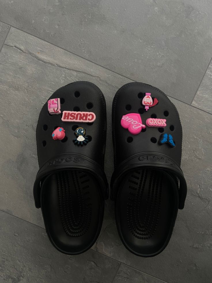 black crocs with jibbitz Black Crocs With Pink Charms, Black Crocs Inspo Charms, Croc Ideas Black, Gray Crocs With Jibbitz, Crocs Black Jibbitz, Camo Crocs With Jibbitz, Crocs Black Outfit, Cute Black Crocs, Black Crocs With Charms