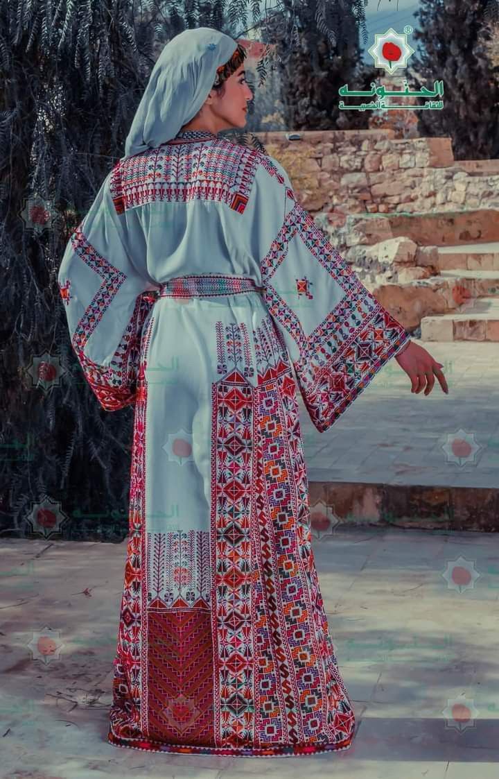 Syrian Traditional Dress, Syrian Dress, Celtic Cross Stitch, Anime Mems, Arab Culture, Arab Beauty, Tomboy Style Outfits, Embroidery Designs Fashion, Cross Stitch Rose