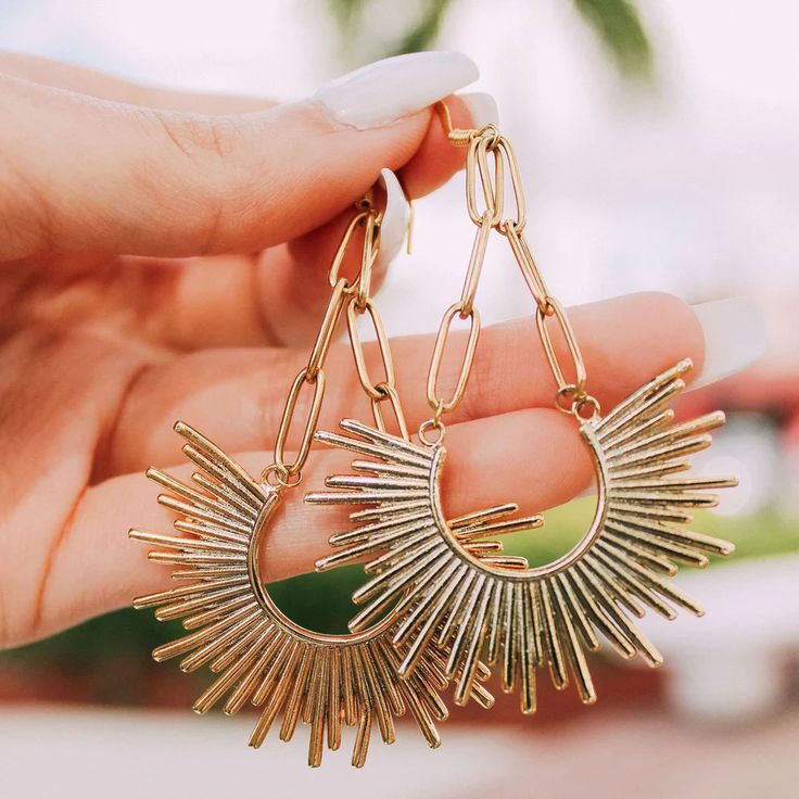 Stylish 24K gold or silver earrings are suitable for formal or casual wear. Handcrafted Jewelry Boho, Jewelry Designing, Jewelry Summer, Summer Earrings, Handcrafted Artisan Jewelry, Summer Earring, Jewelry Boho, Boho Summer, Bijoux Diy