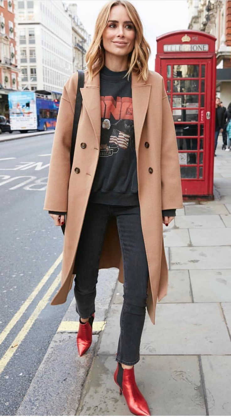 Red Boots Outfit, Casual Chique Stijl, Camel Coat Outfit, Fall Fashion Coats, Style Casual Chic, Athleisure Trend, Camel Coat, Brown Coat, Coat Outfits