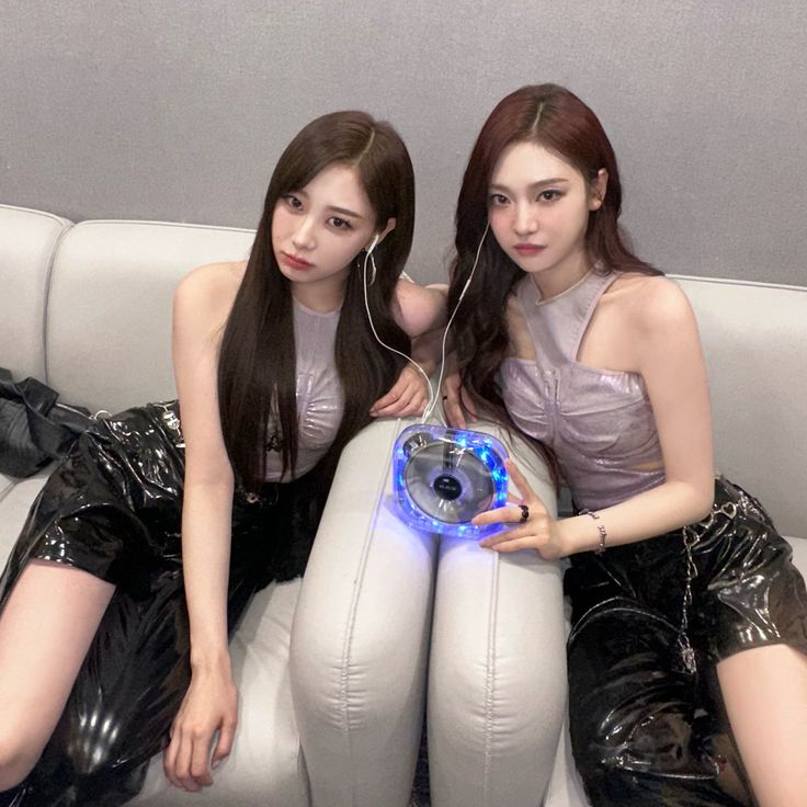 aespa giselle & ningning - ningselle Giselle Ningning, Look At The Stars, Black Mamba, Twitter Update, Bright Stars, Lalisa Manoban, Kpop Girl Groups, Mini Album, Ig Story