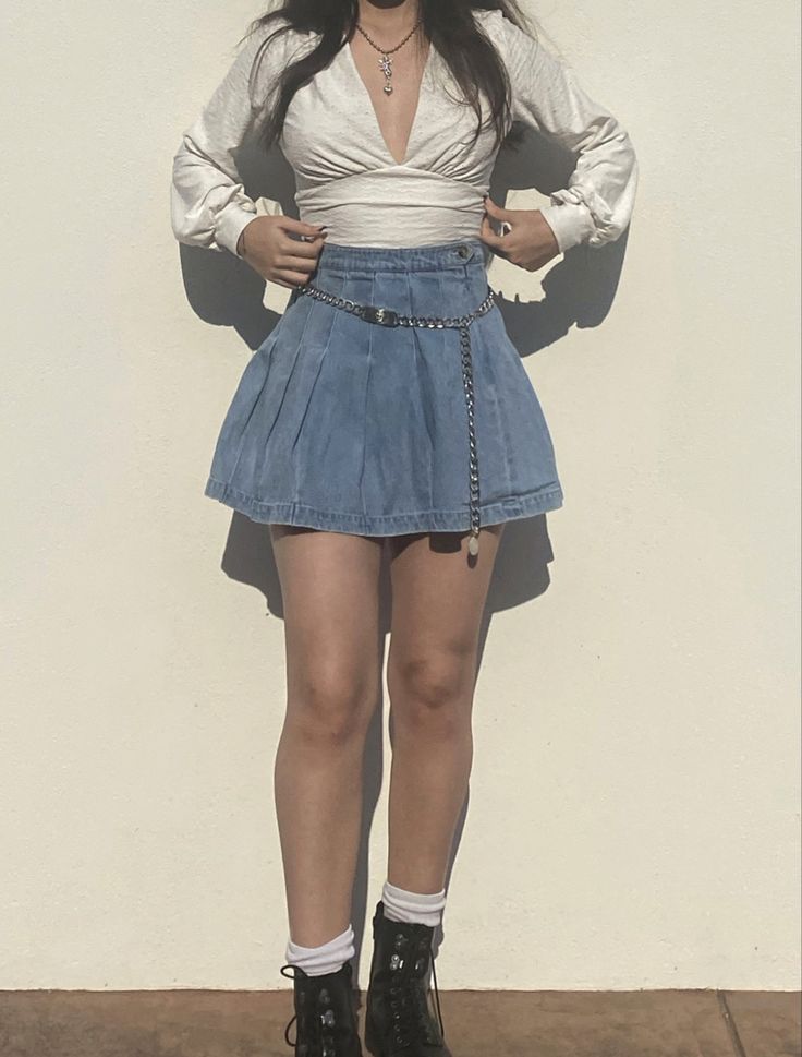 Flare Jean Skirt Outfit, Denim Skirt Ideas Outfits, Outfits With White Denim Skirt, Denim Skirt Top Outfit, Cute Jean Skirt Outfits Black Women, Mini Flared Skirt Outfit, Jean Flare Skirt Outfits, Tops With Denim Skirt, Short Jean Skirts Outfit