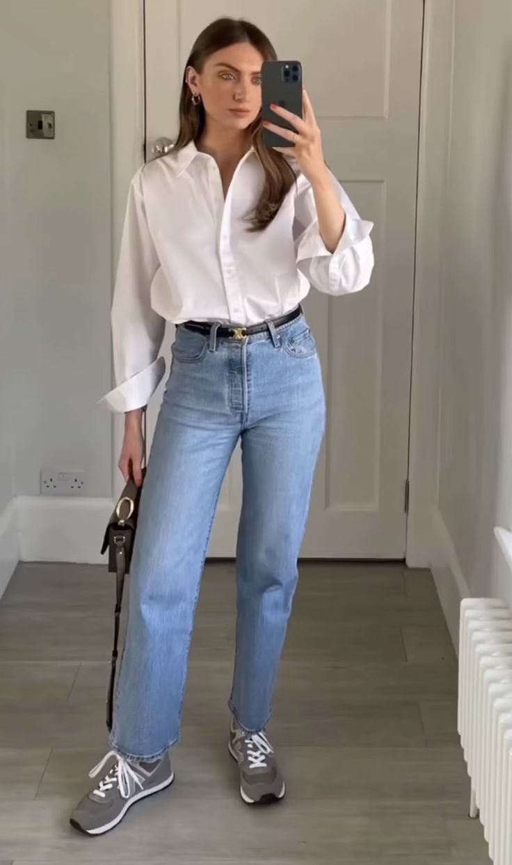 Polo Jeans Outfit Women, Jeans And Shirt Outfit Woman Classy, Light Blue Polo Outfit For Women, Longsleeves Outfit Polo Women, Chemise Blanche Outfit, Nb 574 Women Outfit, Istanbul Outfits, Casual Bar Outfits, Nb 574