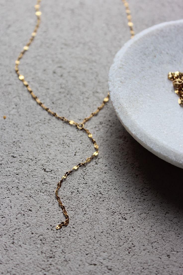 gold lariat layering necklace from salty threads Simple Necklaces, Gold Lariat Necklace, V Cut, Stunning Jewellery, Simple Necklace, Lariat Necklace, Trendy Jewelry, Layered Necklaces, Jewelry Pieces