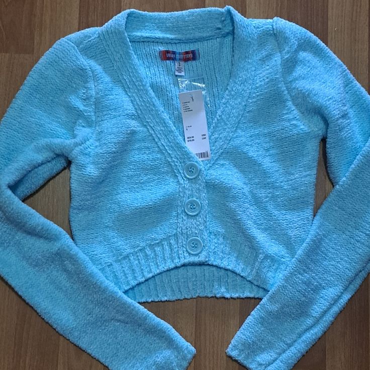 Super Soft Urban Outfitters Small, Light Blue, V Neck Long Sleeve Crop Button Sweater Urban Outfitters Long Sleeve, Button Sweater, Crop Sweater, Blue V, Long Sleeve Crop, Small Light, Cropped Sweater, Sweater Sizes, Urban Outfitters