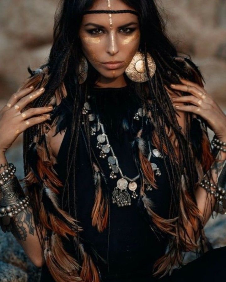 Coachella Make-up, Feather Magic, Desert Shoot, Coachella Makeup, American Makeup, Boho Desert, Feather Headpiece, Estilo Hippy, Mode Hippie