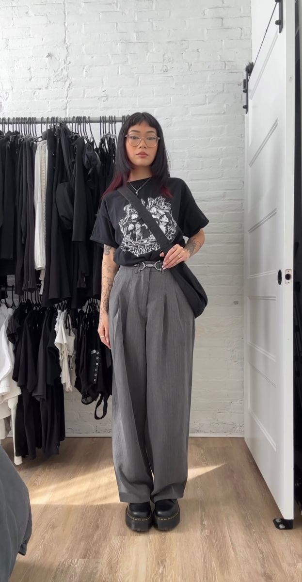 Flare Jeans Outfit Oversized Shirt, Line Cook Outfit, K8sabz Fashion, Goth Minimalist Outfits, Comfy Grunge Outfits Summer, Dark Wave Outfit, Casual Birthday Outfit Aesthetic, Megmurayama Outfits, Meg Murayama Outfits