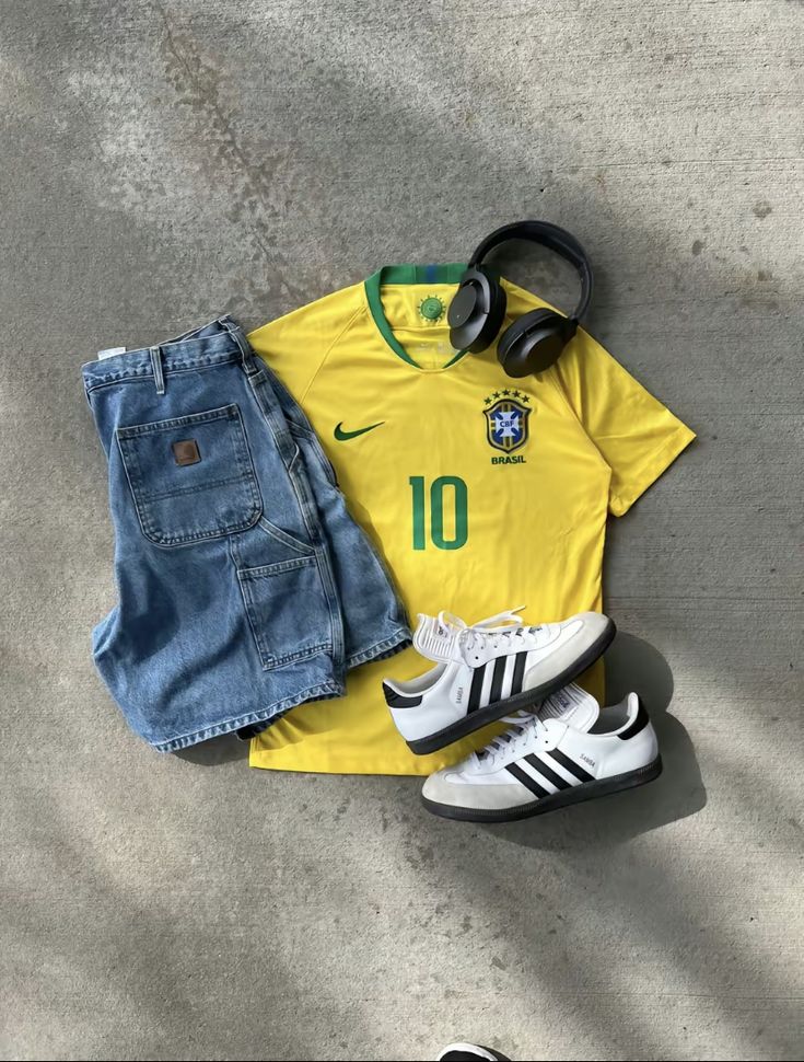 Football Jersey Outfit, Samba Outfit, Outfit Inspo Summer, Street Fashion Men Streetwear, Guys Clothing Styles, Jersey Outfit, Football Outfits, Streetwear Men Outfits, Mode Inspo