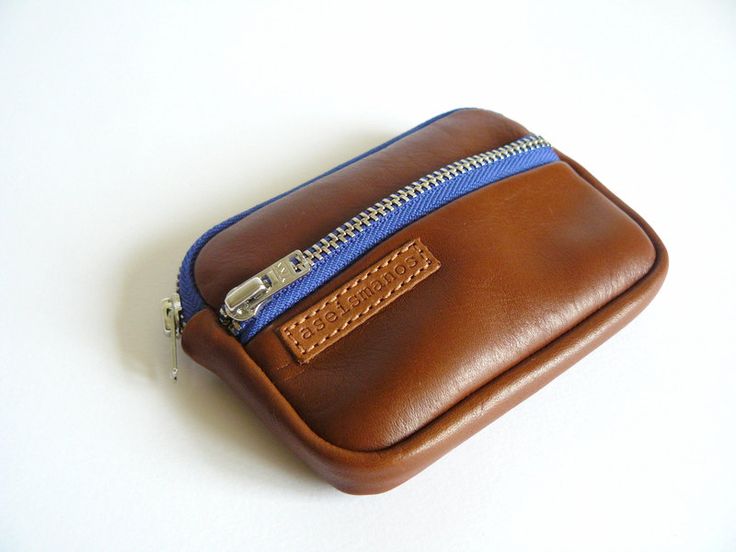 Retro cuoio -cobalt blue leather coin purse- wallet DESCRIPTION Suitable size for credit cards and notes with a small pocket for change. It's perfect for small gadgets like chargers, earphones, ... MATERIALS Cow leather Lined in red cotton fabric YKK cobalt blue zippers MEASUREMENTS Its meassurements are: 3 inches high (7,5 cm) x 4.1 inches width (10,5 cm) x 0.6 inches deep (1,5 cm) SHIPPING We use registered mail. Please take a look at approximate times depending on different destinations at ou Small Gadgets, Leather Pocket, Coin Purse Wallet, Leather Coin Purse, Pocket Wallet, Blue Leather, Credit Cards, Purse Wallet, Cow Leather