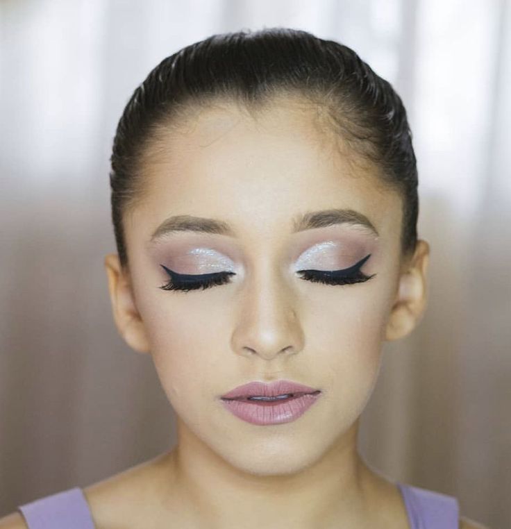 Performance Eye Makeup, Dance Recital Eye Makeup, Makeup For Ballet Recital, Stage Eye Makeup Dance, Ballet Dancer Makeup, Ballet Makeup Kids, Ballet Recital Makeup, Dance Performance Makeup, Ballet Makeup Stage