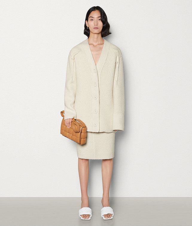 Bottega Veneta® - SWEATER Bottega Veneta Sandals Outfit, Mules Outfit, Everyday Heels, Bottega Veneta Sandals, Padded Sandals, Haute Couture Looks, Petite Fashion Tips, High Fashion Looks, Rib Knit Cardigan