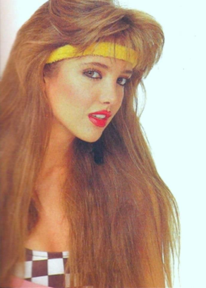 a photo of actress Adela Noriega from the 1980s; she has feathered bangs and long, warm blonde hair and a yellow headband/sweatband; she has red lips and a checkered top 80s Makeup And Hair 1980s Hairstyles, 1980’s Makeup, 80s Hair Tutorial, Eighties Hair, 1980s Hairstyles, 80s Rock Hair, 1980s Glamour, 80s Makeup Looks, Call On Me