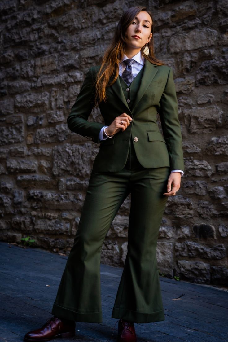 Professional Office Wear, Olive Green Suit, Green Wedding Suit, Office Wear Dresses, Stylish Office Wear, Party Dress Codes, Menswear Women, Women In Tie, Business Dress Women