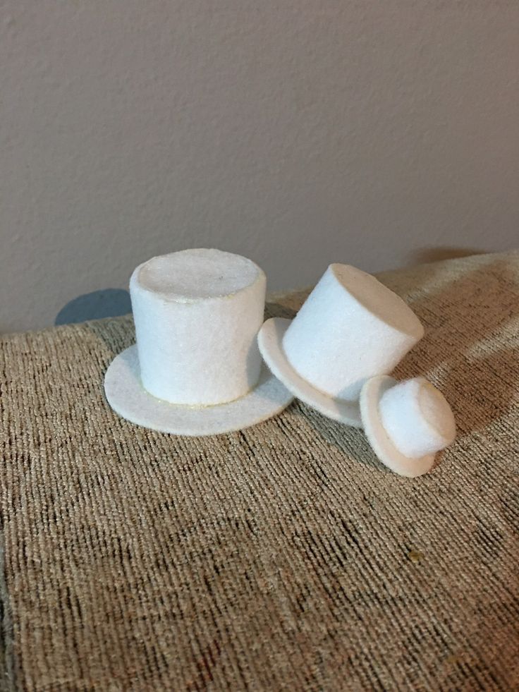 Set of 3 white mini top hats, assorted sizes Mini Top Hats, Here Comes Peter Cottontail, Mini Hats, Mini Top Hat, Top Hats, Mini Top, Halloween Inspo, Christmas Crafts Diy, Santa Maria