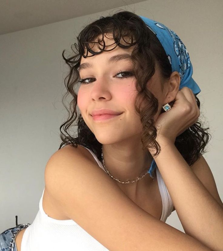 Look Grunge, Hairstyles Aesthetic, 90s Hairstyles, Penteado Cabelo Curto, Bandana Hairstyles, Volume Hair, Short Curly Hair, Grunge Hair, Curly Hairstyles