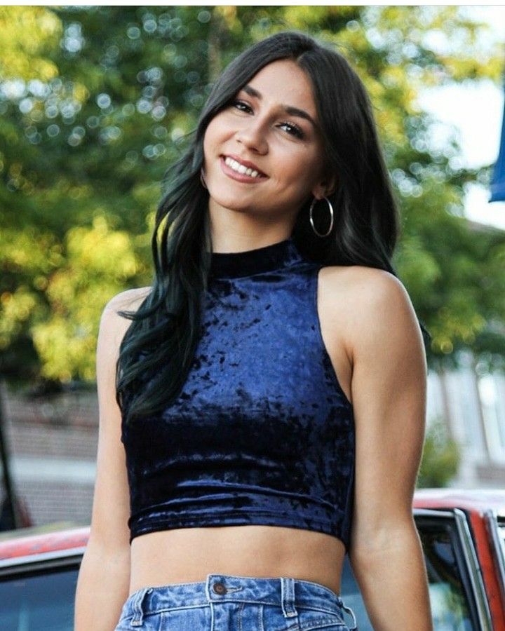 Velvet Crop Top Outfit, Party Wear Outfits, Rave Outfit Ideas, Blue Velvet Top, Rachel Green Outfits, Classic Corvette, Eras Tour Outfit, Velvet Crop Top, Rave Outfit