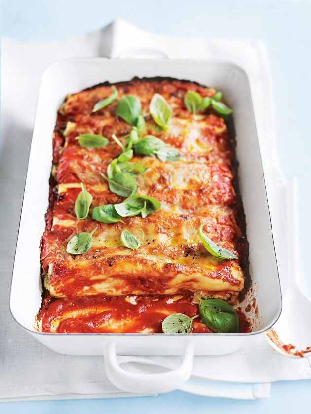 a casserole dish with meat, cheese and basil