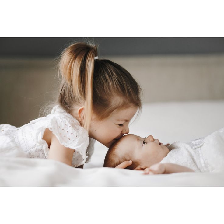 Infant And Sibling Photo Ideas, Newborn And Sister Photoshoot, Newborn Family Photos Of 4, New Born Baby Shoot With Siblings, Newborn Photo Siblings, New Baby Sibling Pictures, Newborn And Sibling Photos, New Sibling Pictures, Sibling Baby Photos