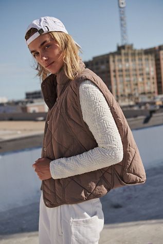 Free People Vest, Puffer Vest Outfit, Puffer Vest Jacket, Fall Vest, Free People Activewear, Quilted Puffer Vest, Camping Outfits, Fall Fits, Outerwear Vest