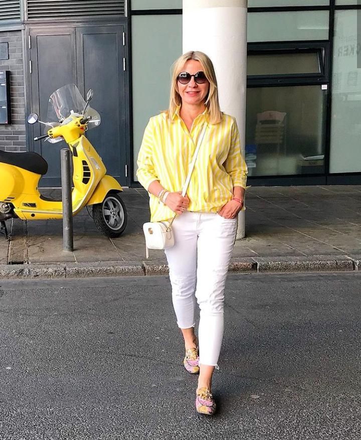 18 Outfit Ideas on How to Wear Capri for Women Over 50 How To Wear Capris Over 50, Controversial Fashion, Capri Pants Outfits, Pant Outfits, Flax Clothing, Capri Outfits, Blue Jean Dress, White Jeans Outfit, Summer Outfits Women Over 40