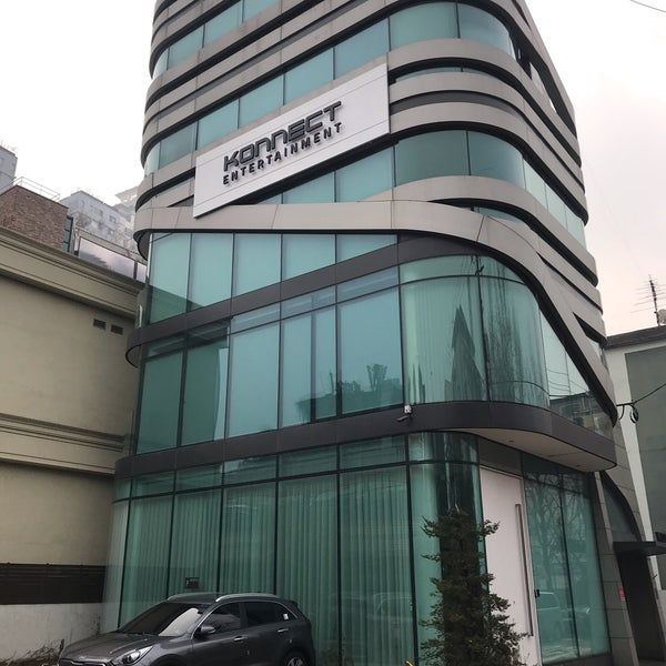 a car parked in front of a tall building