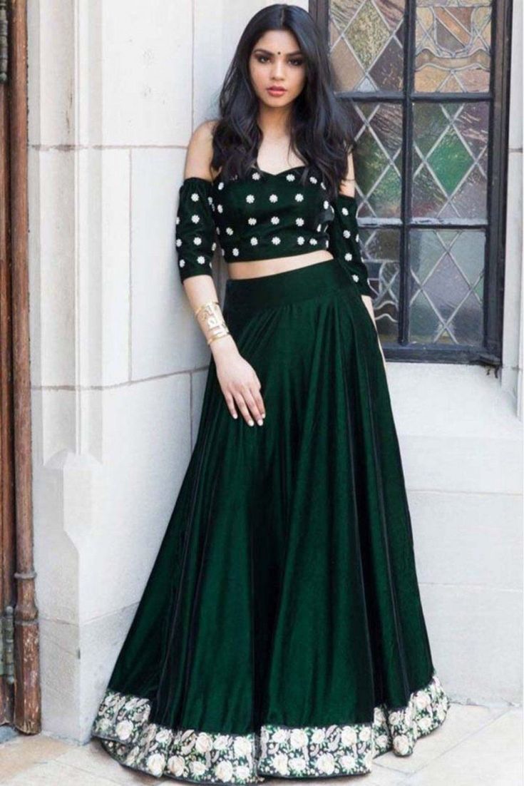 Elegant Crop Top, Skirt And Crop Top, Crop Top Lehenga, Lehnga Dress, Gaun Fashion, Crop Top Designs, Choli Designs, Velvet Crop Top, Wear Crop Top