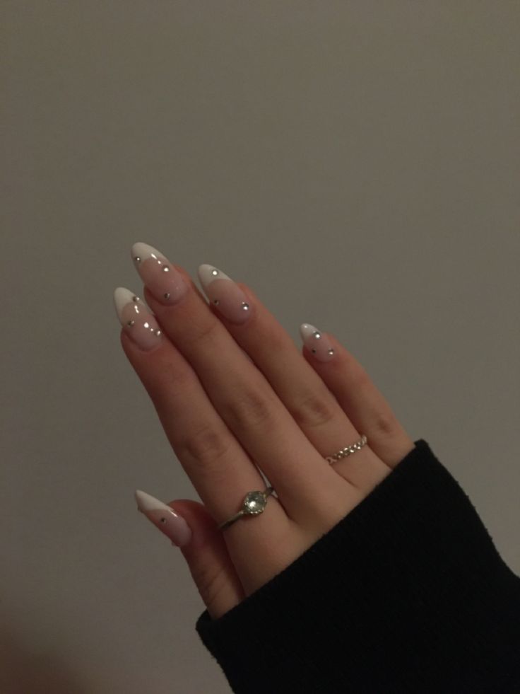 One Color Nails Almond Shape, Basic Xmas Acrylic Nails, Nails With Righnstones Simple, Simple Righnstone Nails, Nail Inspo Jewels, Rhinestone Nails Aesthetic, Acrylic Nails Rhinestones Simple, Summer Rhinestone Nails, Almond Nails With Rhinestones Simple